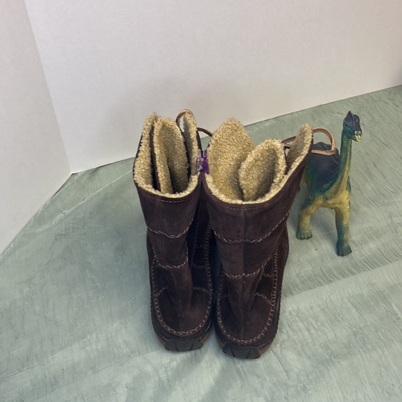 Timberland Women’s Tan Faux Sherpa and Brown Suede Mocc-Stitched Boots | 7 - Picture 4 of 8